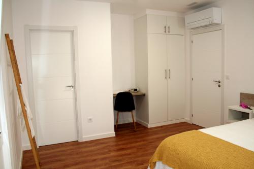 Habitación doble con cama de matrimonio de 150 cm. y terraza.