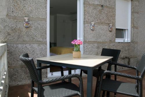 Terraza con mesa y sillas.