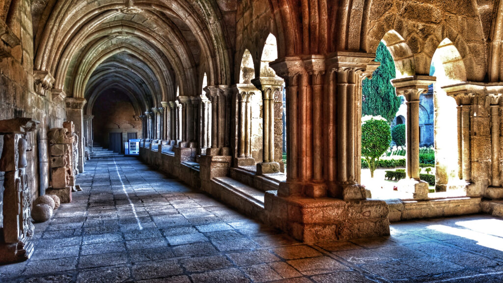 soportales de claustro medieval