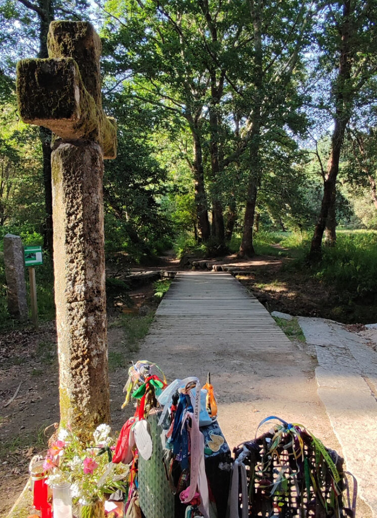 ofrendas de peregrinos del camino de Santiago en Ponte das Febres