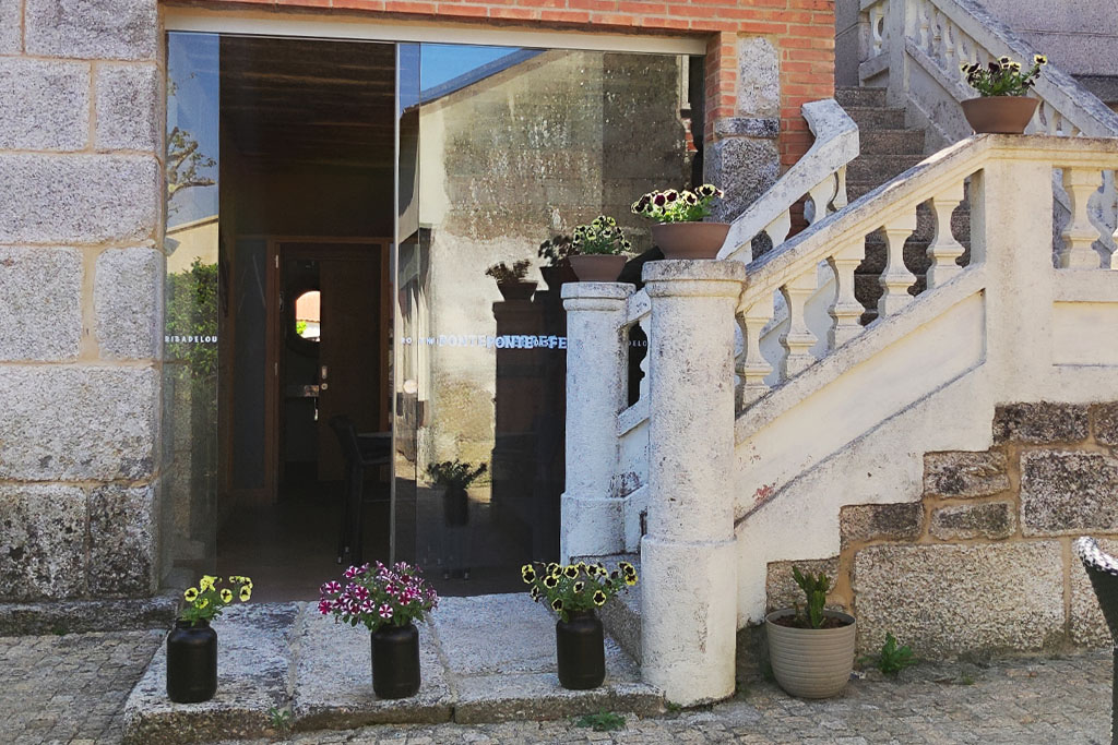escaleras de acceso a las habitaciones para los huéspedes