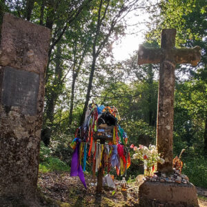 ofrendas de peregrinos del camino de Santiago en Ponte das Febres