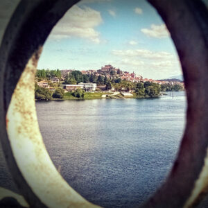vista de la ciudad de Tui desde el puente sobre el rio Miño