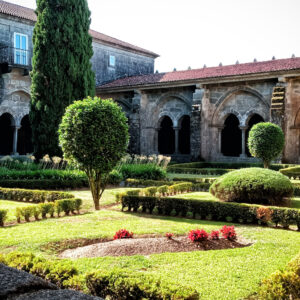 jardines del claustro medieval en Tui