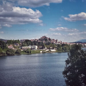 vista de la ciudad de Tui desde el río Miño
