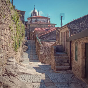 callejuela histórica del casco viejo de Tui