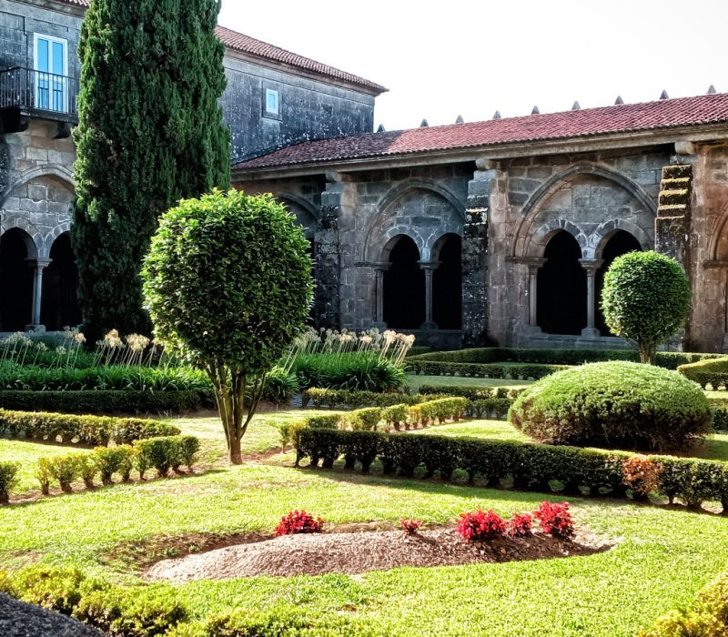 jardines del claustro medieval en Tui