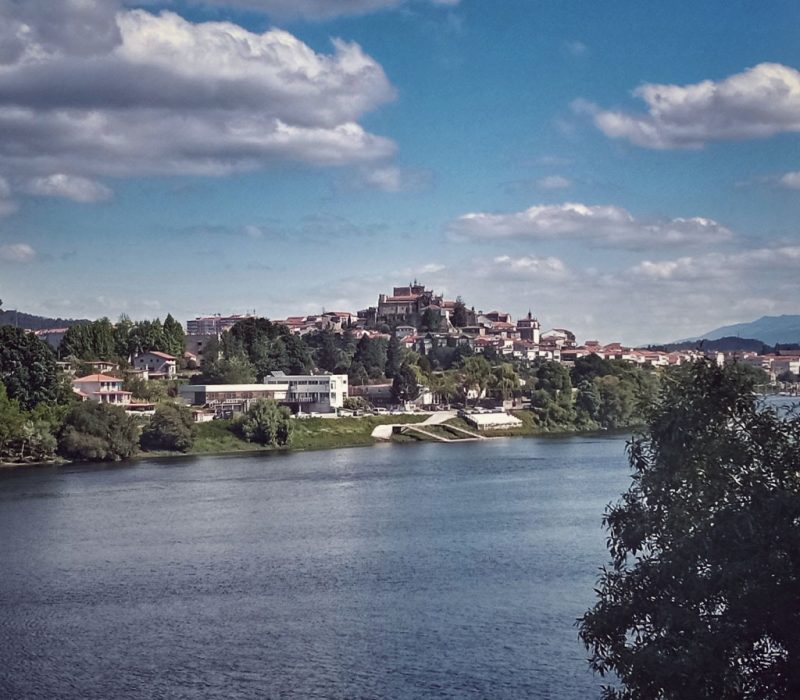 vista de la ciudad de Tui desde el río Miño