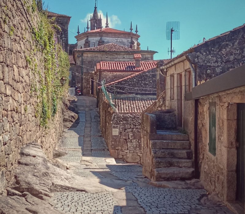 callejuela histórica del casco viejo de Tui