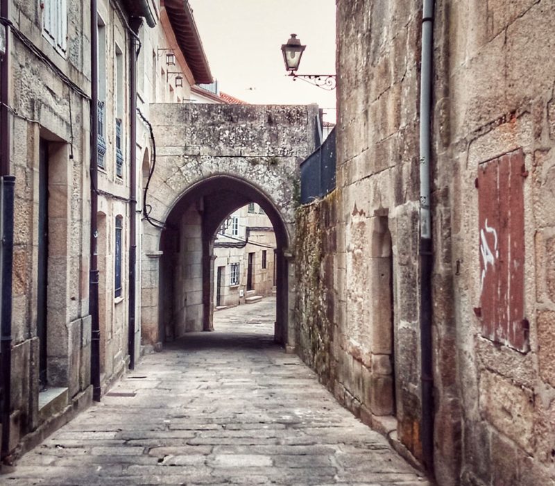calle empedrada en el casco viejo de la ciudad de Tui